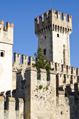 Antik kale Sirmione'da garda Gölü, İtalya