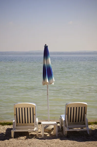 Cadeiras de praia na praia — Fotografia de Stock