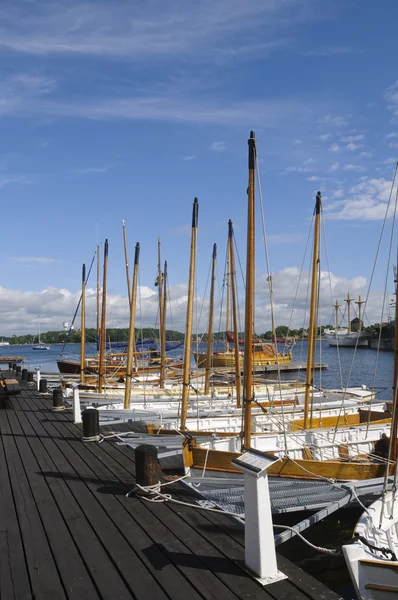 Traditionelle Schaluppen in der Marina von Karlskrona — Stockfoto