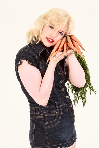 Блондинка знаходиться в коханні з моркви — стокове фото
