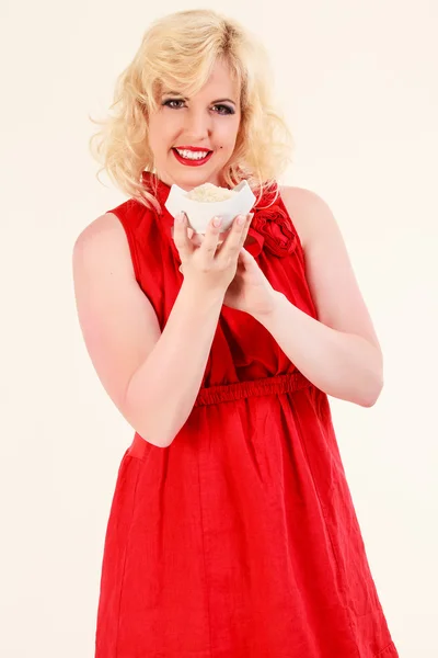 Blonde Frau mit einer Schüssel Reis — Stockfoto