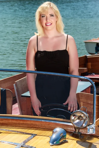 Mulher loira no barco — Fotografia de Stock