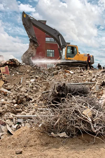 Demolarea unei clădiri de o omidă macara — Fotografie, imagine de stoc