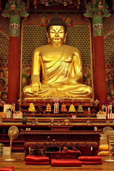 Złotego Buddy w świątyni Jogyesa (Seoul) — Zdjęcie stockowe