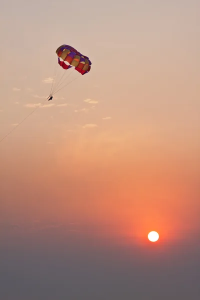 Заняття з парашутної на заході сонця — стокове фото