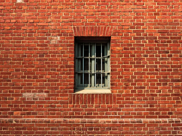 Okno v zdi věznice — Stock fotografie