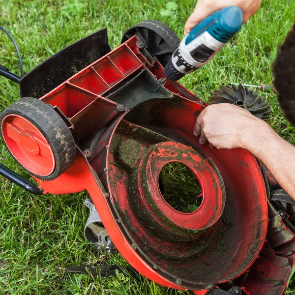 ซ่อมเครื่องตัดหญ้า — ภาพถ่ายสต็อก