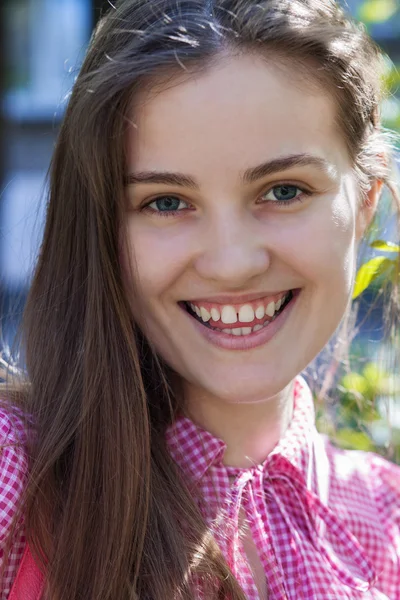若い女性の笑い — ストック写真