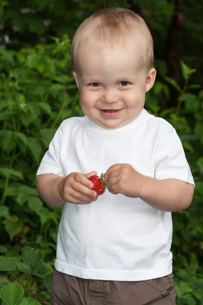 Όμορφο παιδί στο καλοκαιρινό κήπο — Φωτογραφία Αρχείου