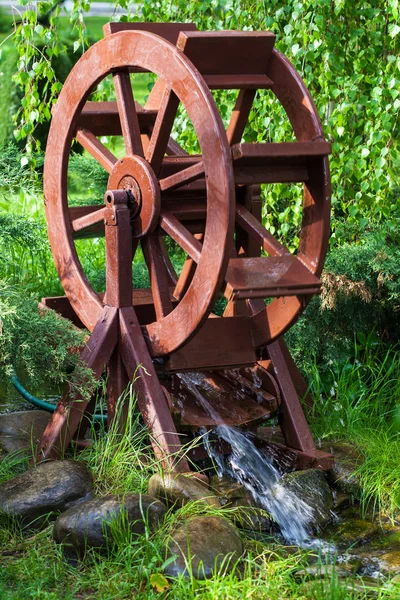 Декоративное водное колесо — стоковое фото