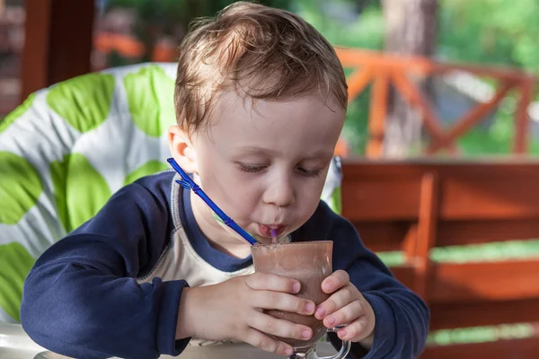 Παιδί, πίνοντας ένα κοκτέιλ της σοκολάτας — Φωτογραφία Αρχείου