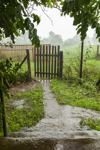 Oude poort in de regen — Stockfoto