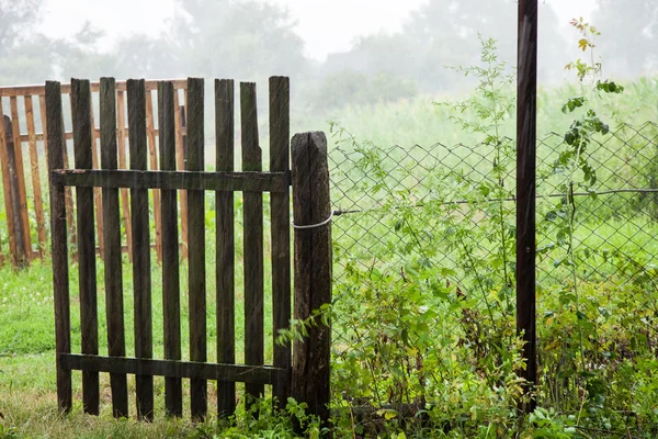 雨の中で古いゲート — ストック写真