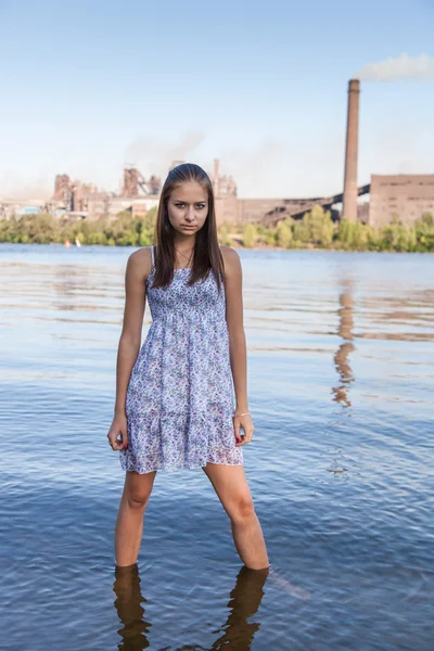 Beautiful girl against background plant — Stock Photo, Image