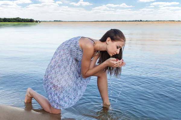 Mladá žena u jezera — Stock fotografie
