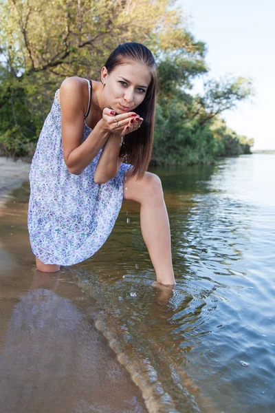Giovane donna al lago — Foto Stock