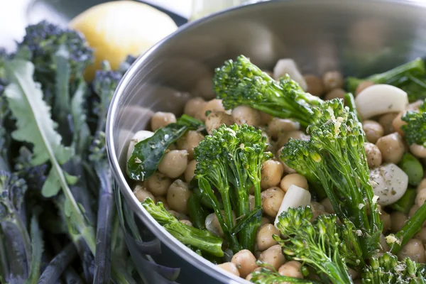 Raw Broccoli, chickpeas and garlic. — Stock Photo, Image