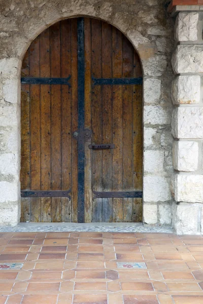 Деревянные двери — стоковое фото