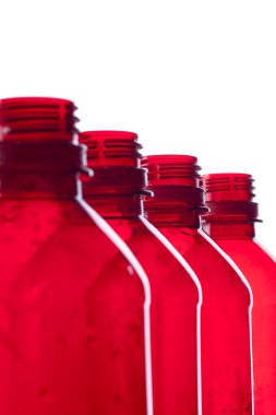 kırmızı plastik şişe