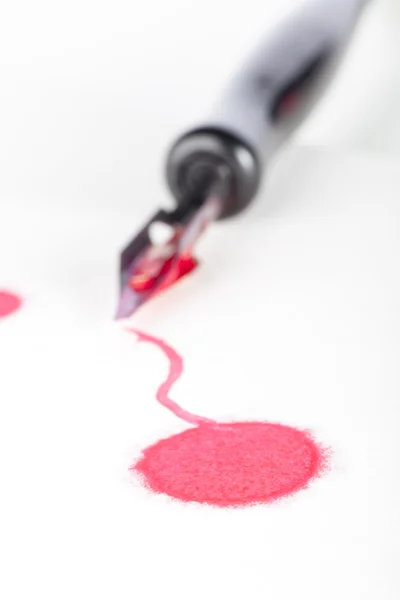 Tinta roja y pluma — Foto de Stock