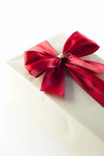 Rote Schleife auf Geschenk — Stockfoto