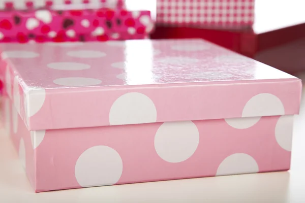 Růžové a bílé puntíkované krabičky — Stock fotografie