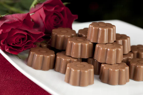 Rosor och choklad — Stockfoto
