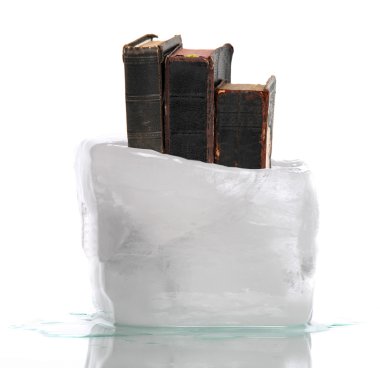 çok eski dua buzun içinde yakalanan kitap yığını