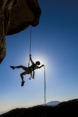 zirvesinden rappelling dağcı.