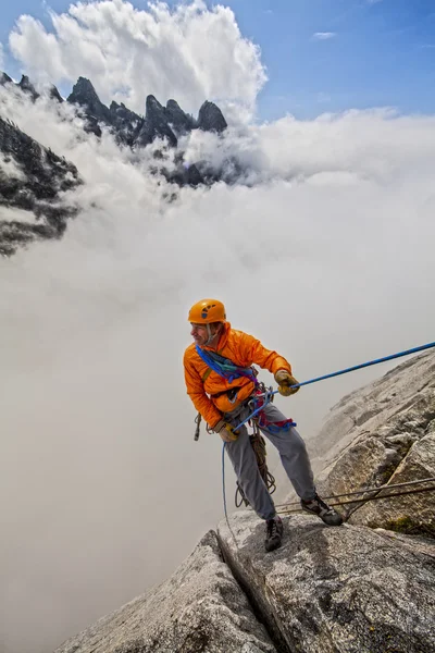 Bergsteiger seilt sich ab. — Stockfoto
