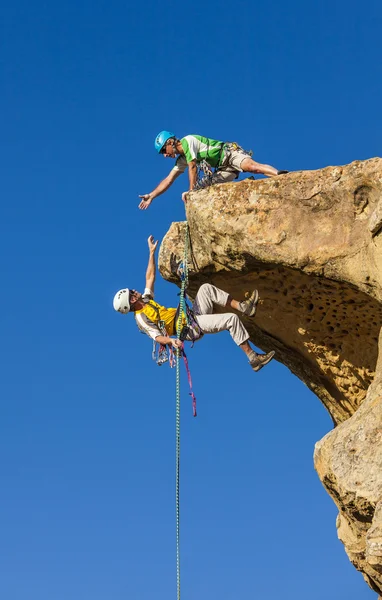 Team strijd klimmen naar de top. — Stockfoto