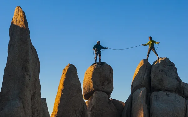 Команда альпинистов борется за вершину . — стоковое фото