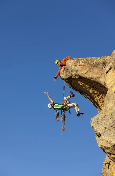 Команда альпинистов борется за вершину . — стоковое фото