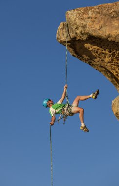 zirvesinden rappelling dağcı.