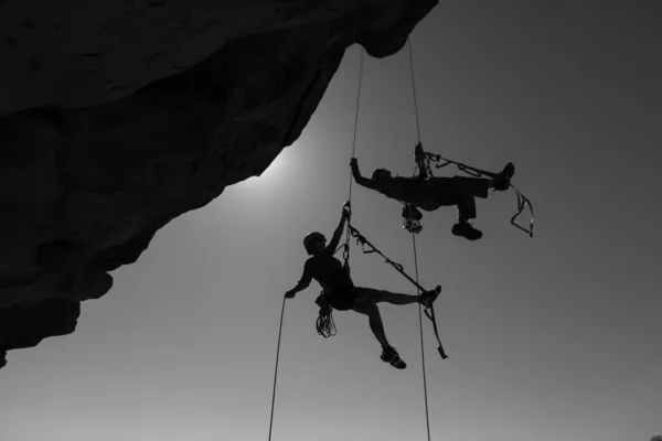 La squadra di arrampicata lotta per la vetta . — Foto Stock