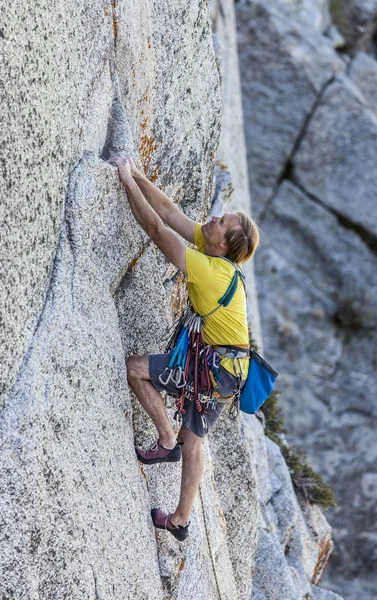 Bergsteiger am Fels. — Stockfoto