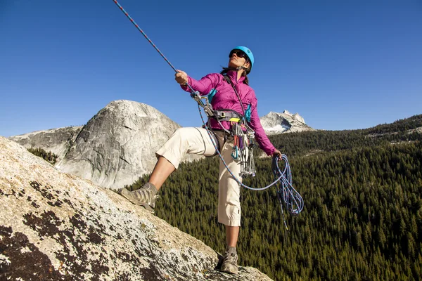 Female climber rappellling. — Stock Photo, Image