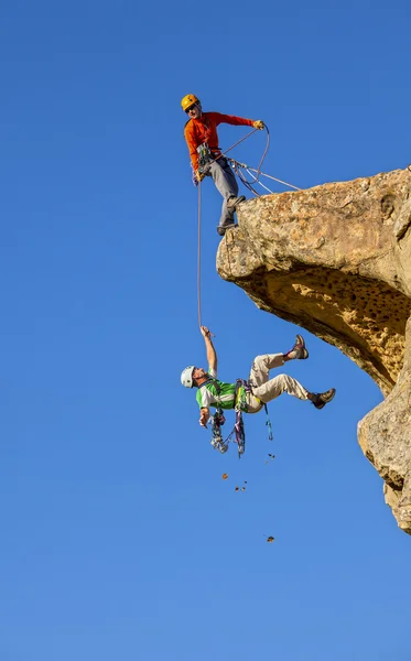 Fallande klättrare räddade genom sin partner. — Stockfoto
