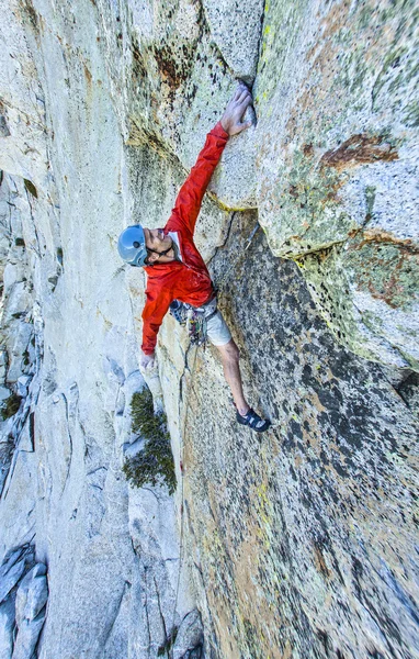 Ορειβάτης πιάνοντας το βράχο. — Φωτογραφία Αρχείου