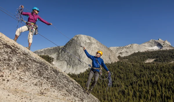 Альпіністи наближаються до вершини . — стокове фото