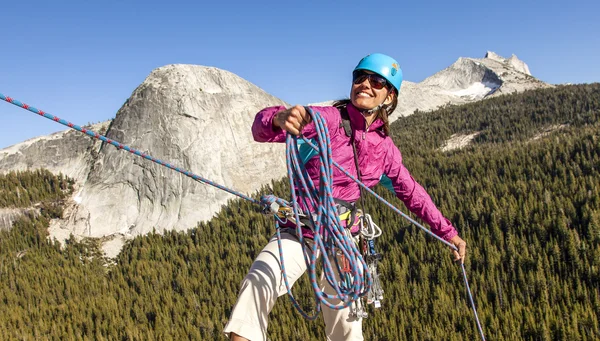 Rappellling γυναικεία ορειβάτης. — Φωτογραφία Αρχείου