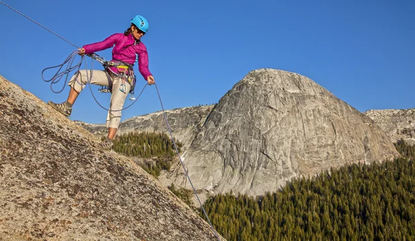 Kvinnliga klättrare rappellling. — Stockfoto