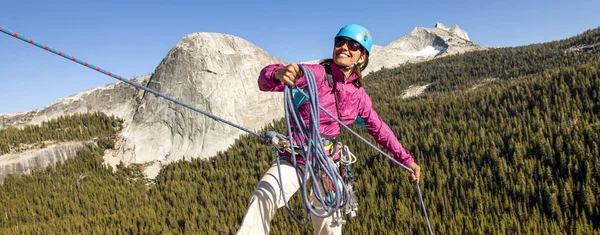 Rappellling жіночий альпініст . — стокове фото