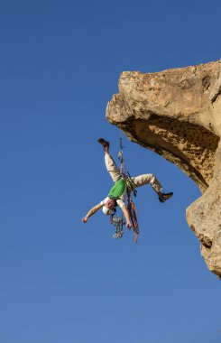 zirvesinden rappelling dağcı.