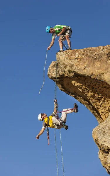 Team strijd klimmen naar de top. — Stockfoto