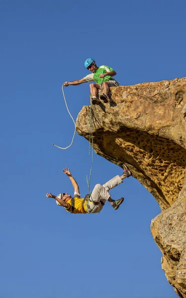 Vallende klimmer gered door zijn partner. — Stockfoto