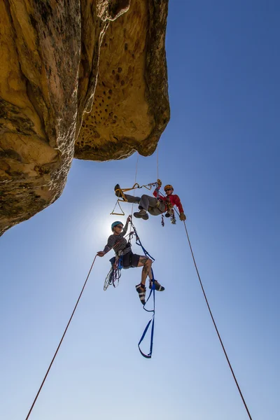 Climbing team struggles to the summit. — Stock Photo, Image