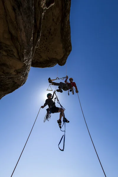 Bergsteigerteam müht sich zum Gipfel. — Stockfoto