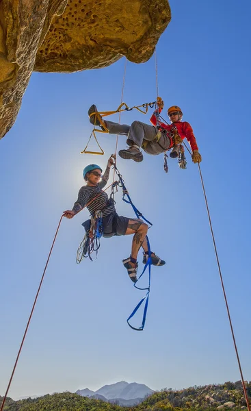 Bergsteigerteam müht sich zum Gipfel. — Stockfoto