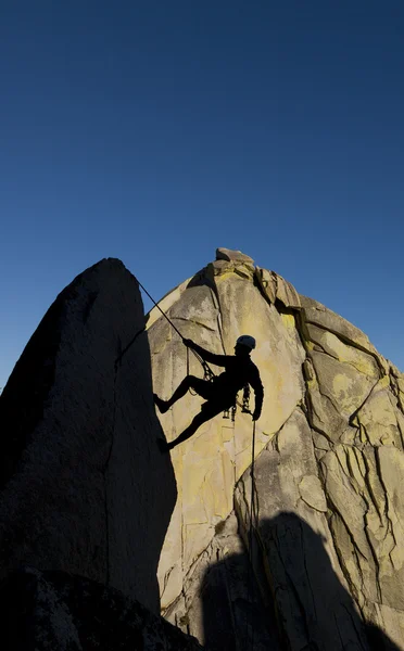 Climber rappelling from the summit. — Stock Photo, Image